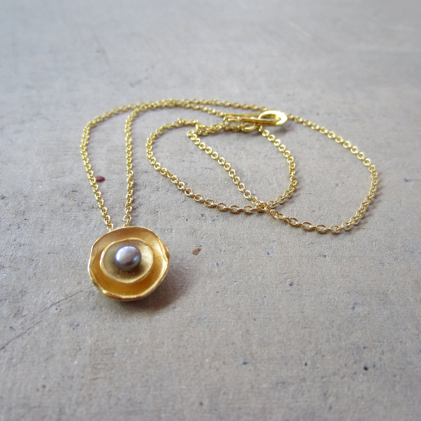 Oyster Dishy Pendant in 18K Gold Vermeil with Pearl