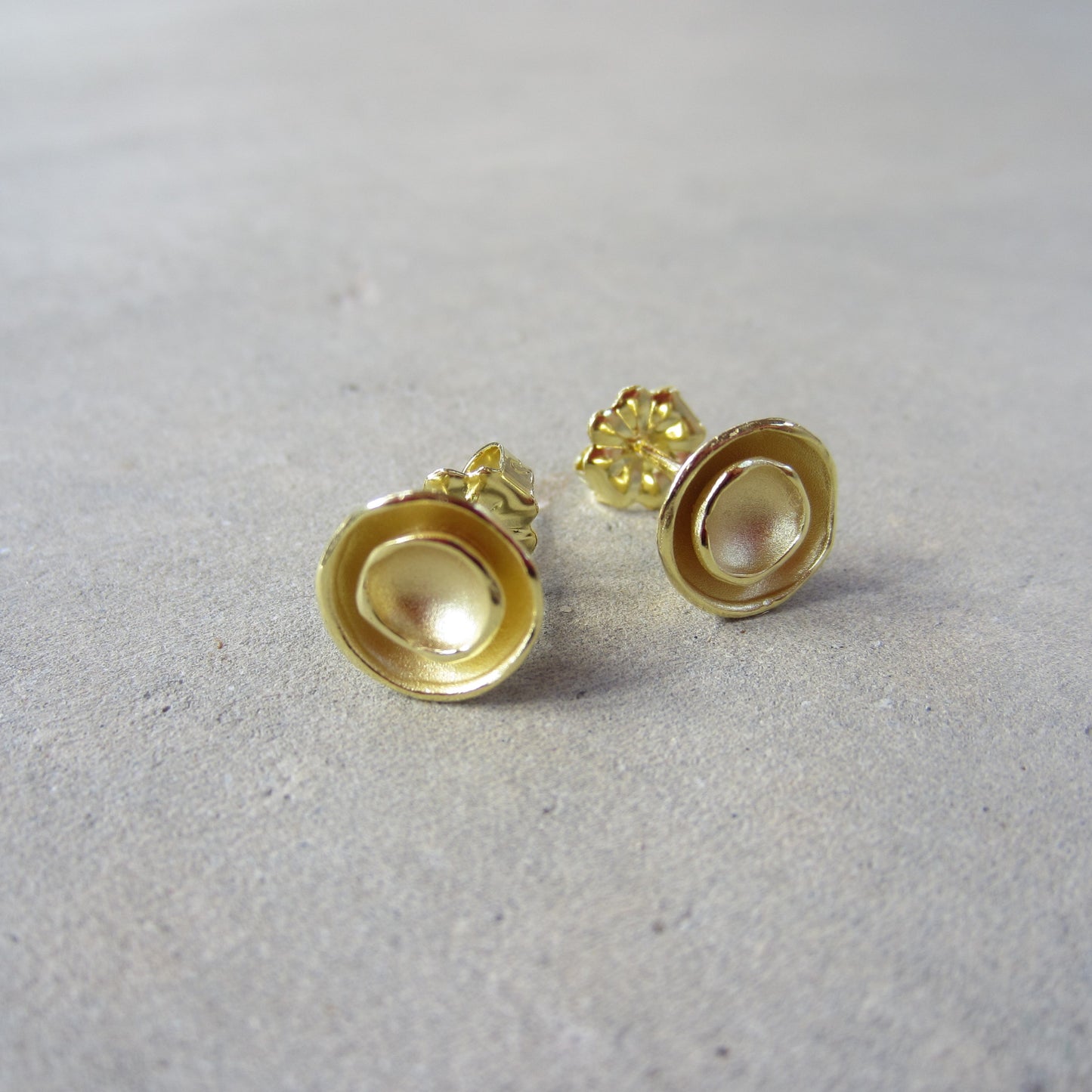 Small Oyster Dishy Stud Earrings in 18K Gold Vermeil