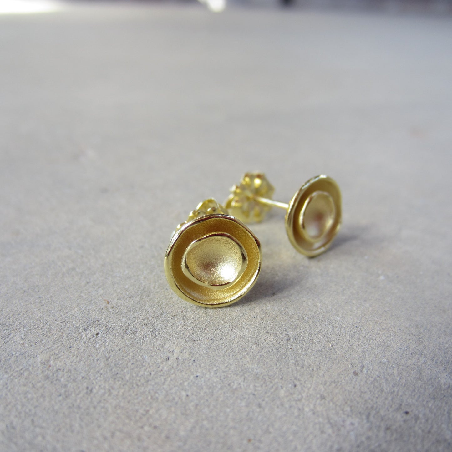 Small Oyster Dishy Stud Earrings in 18K Gold Vermeil
