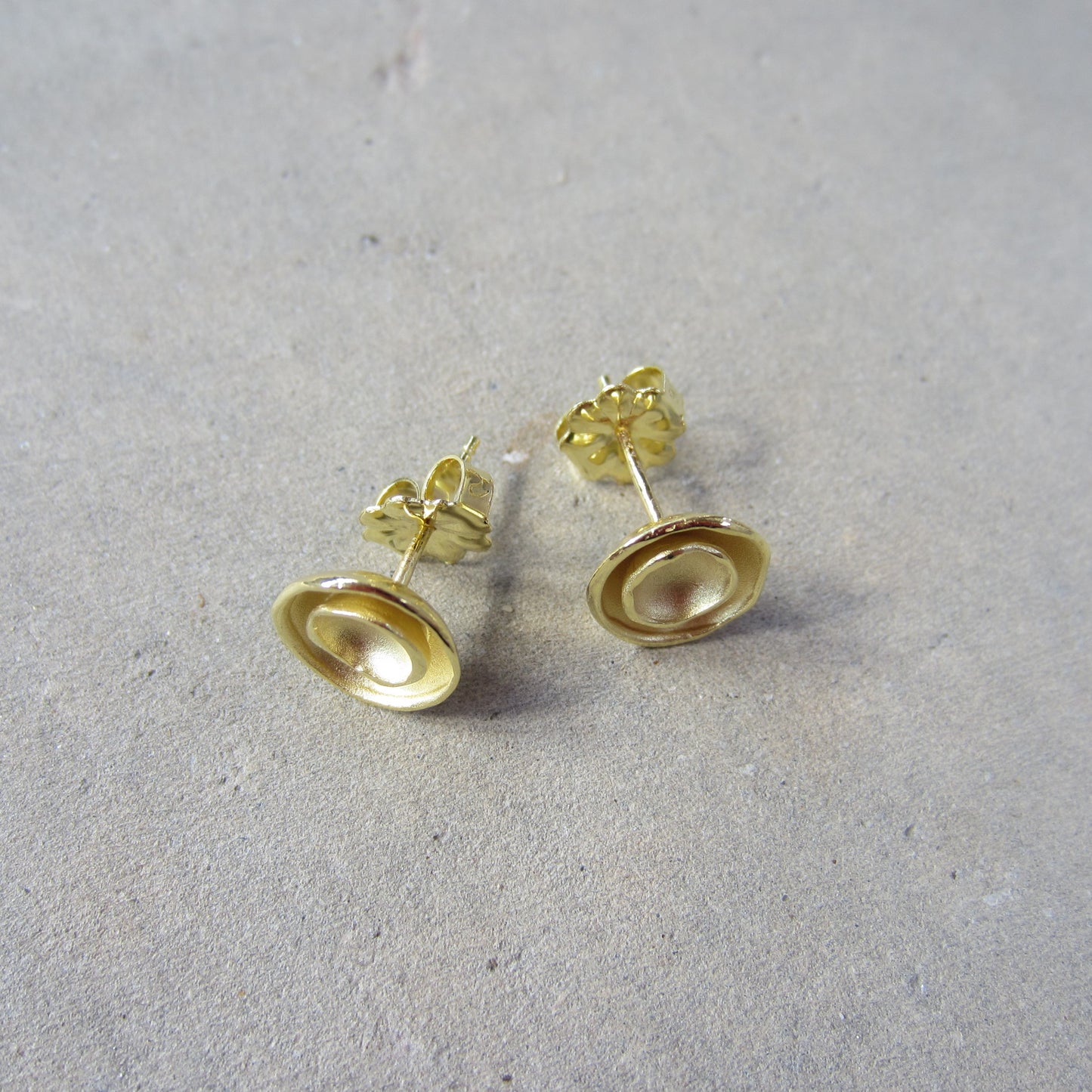 Small Oyster Dishy Stud Earrings in 18K Gold Vermeil