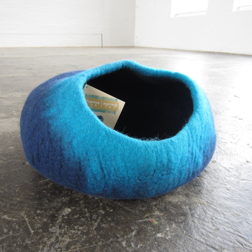 Cat Pod: Navy and Aqua Ombre Oval