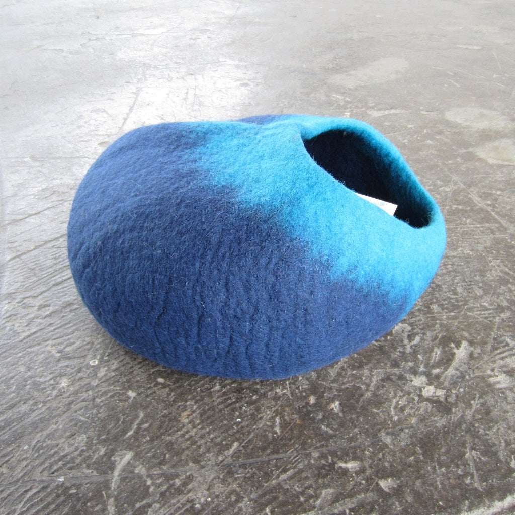 Cat Pod: Navy and Aqua Ombre Oval